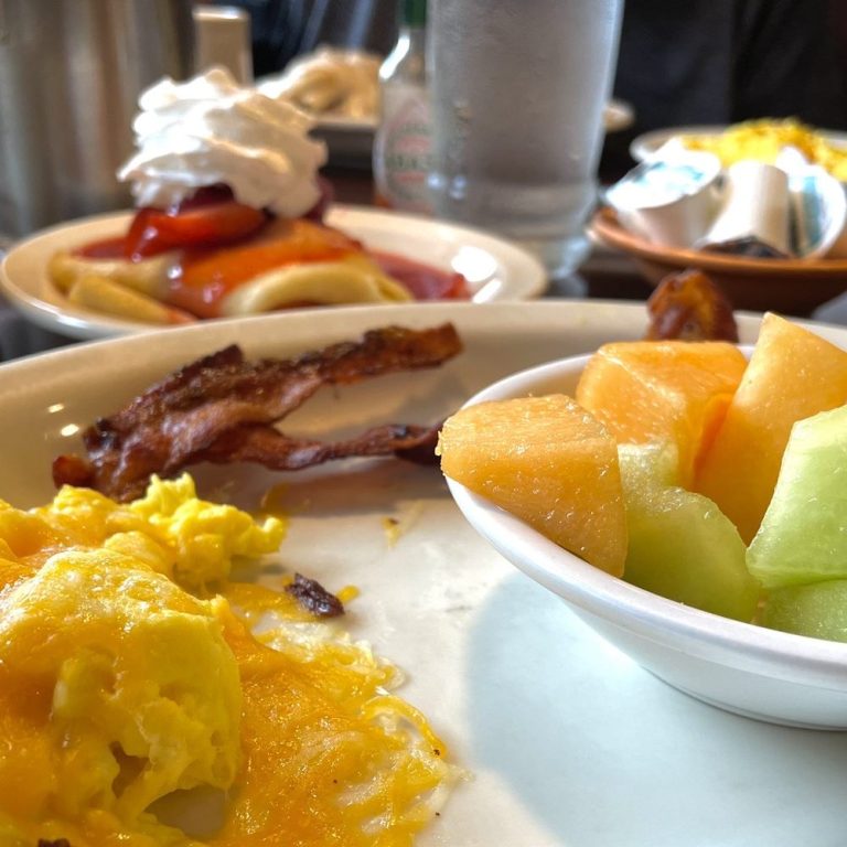 What Time Does Applebee’s Spangles Stop Serving Breakfast? Find Out Now!